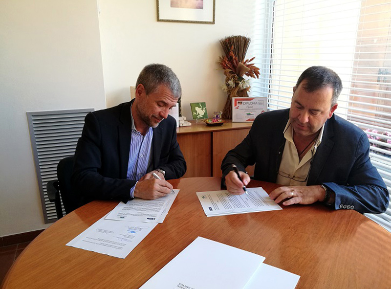 Moment de la firma del conveni entre Sorea i el Consell Comarcal del Baix Empordà. (Foto: Sorea).