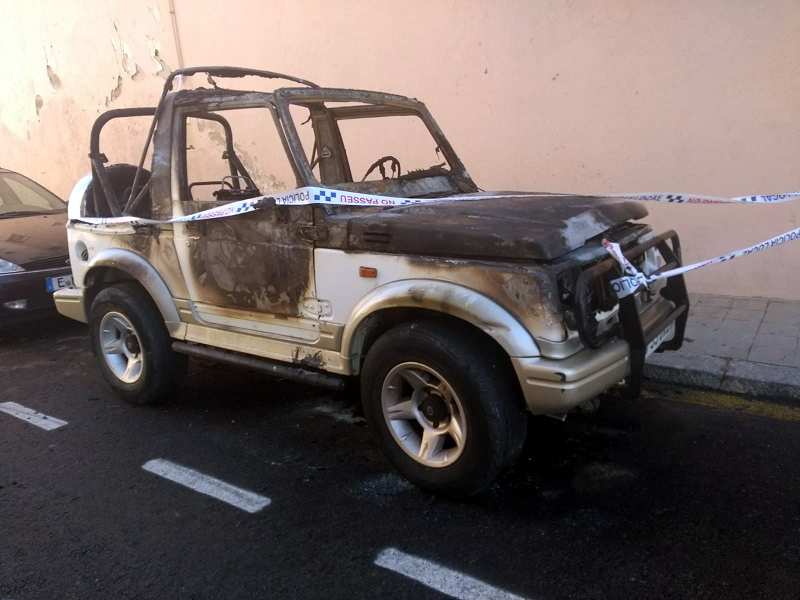 El cotxe cremat al carrer de Provença.