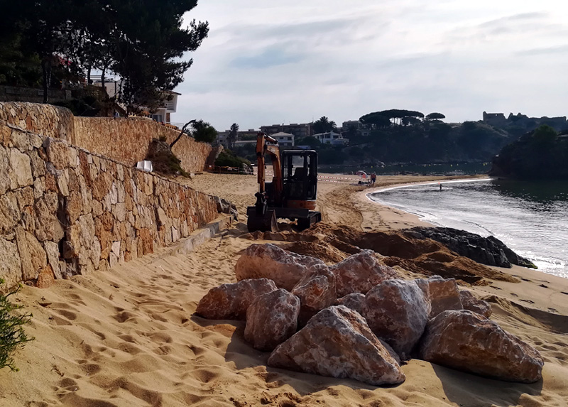 Obres de reforma del mur a l'accés a la platja de la Fosca. (Foto: Ajuntament de Palamós).