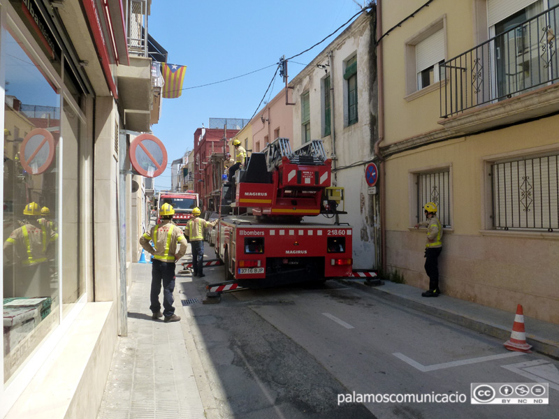 El carrer ha recuperat la normalitat a quarts de dues de la tarda.