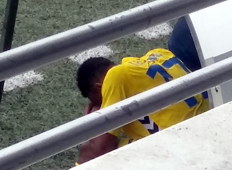 Isma Traoré, desconsolat  a la banqueta pel descens del Palamós CF. (Foto: Sergi Cortés).