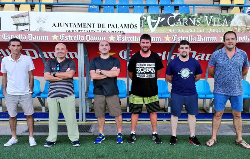 Pitu Batlle (segon per l'esquerre) i la resta del cos tècnic del juvenil del Palamós per la propera temporada.