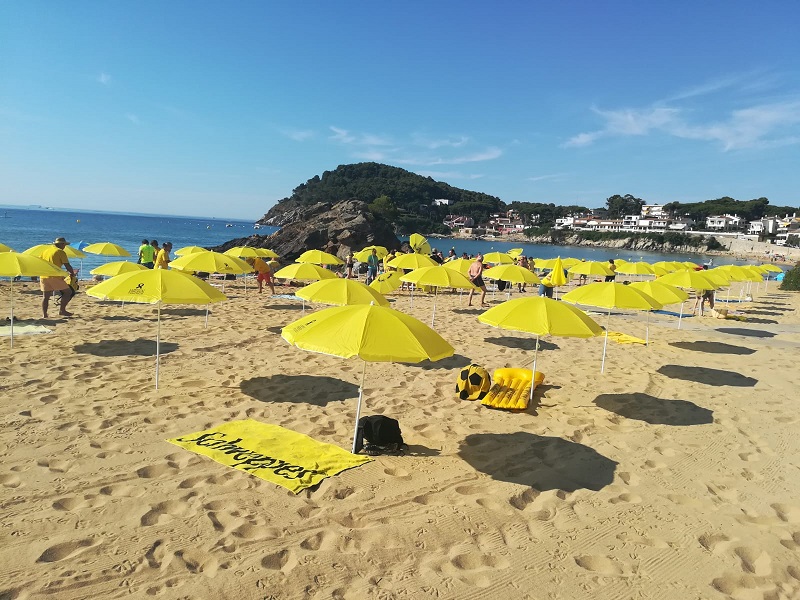 Para-sols reivindicatius, ahir a la platja de La Fosca.