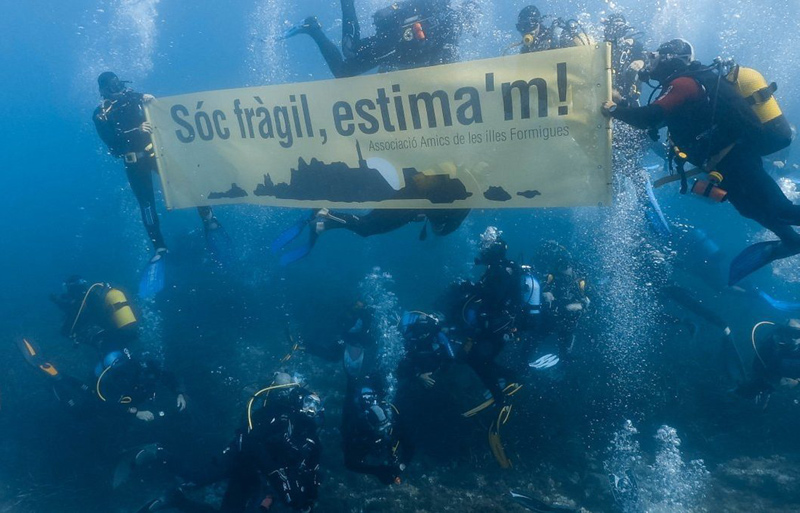 Manifestació submarina a les Illes Formigues. (Foto: Ramon Casabayo).
