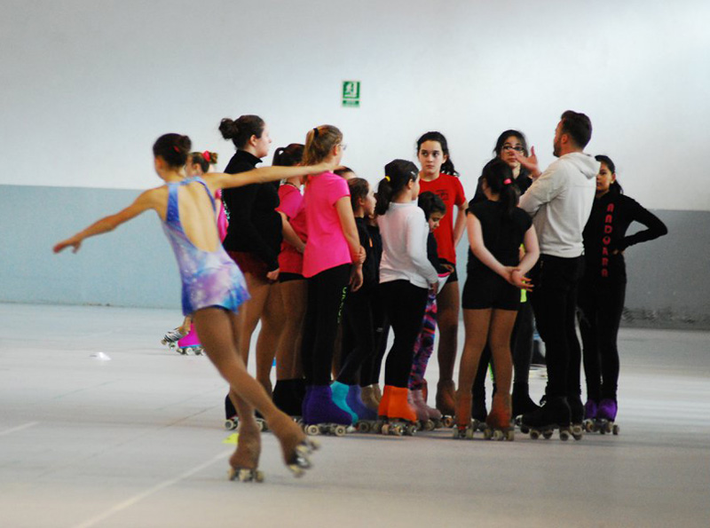 Patinadores escoltant indicacions de l'entrenador. (Foto: Patinatge Palamós).