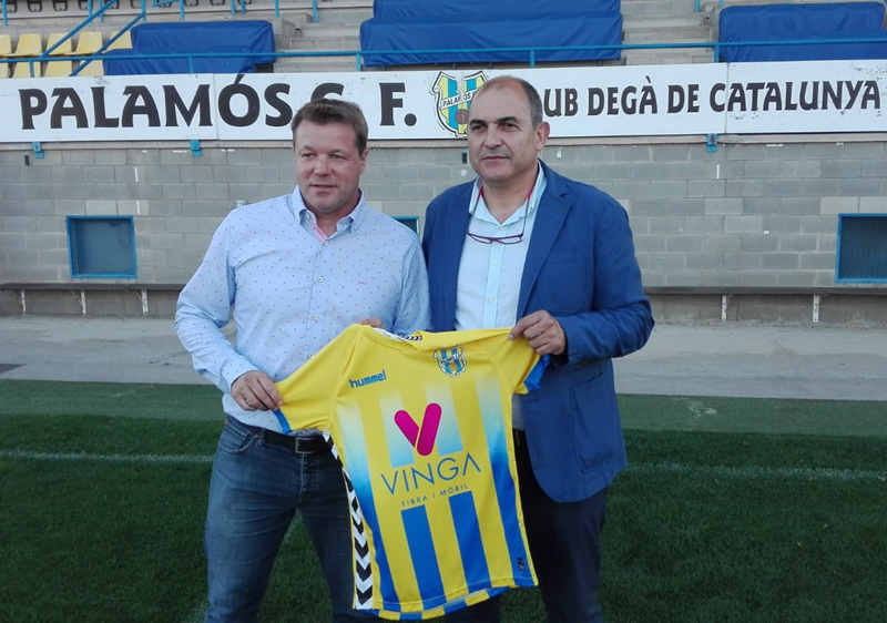 L'entrenador del Palamós, Javi Salamero, el dia de la seva presentació amb el president, Joan Pau Pérez. (Foto: Javi Bujer).