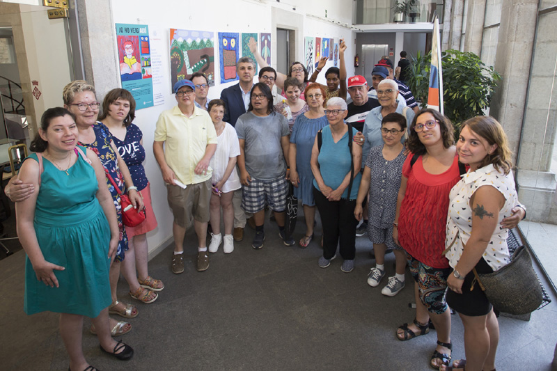 L'exposició està formada per un conjunt de pintures que han fet els nois i noies d'El Trampolí. (Foto: Martí Artalejo).