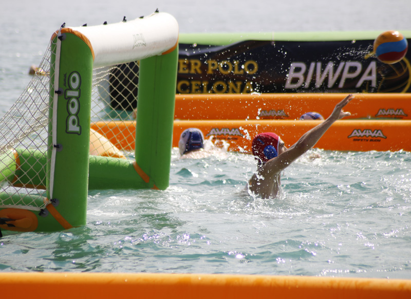 Un porter de Beach Polo durant un partit. (Foto: Ajuntament de Palamós).