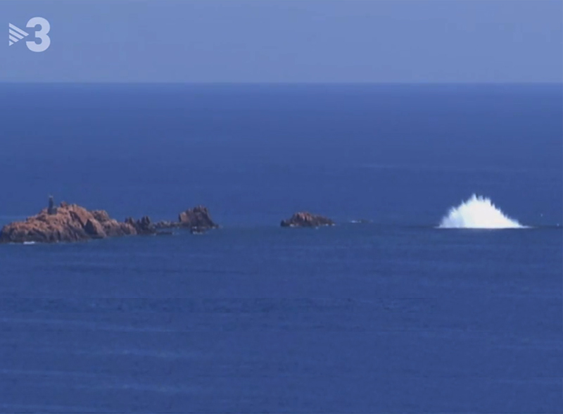 Moment de la detonació controlada de l'obús, avui. (Foto: captura de vídeo de Televisió de Catalunya).