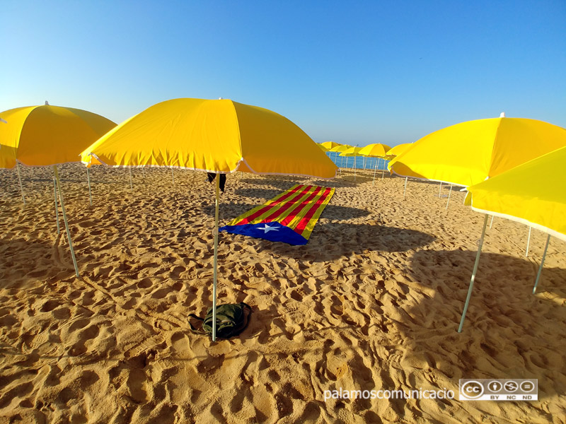 Para-sols reivindicatius, aquest matí a la Platja Gran de Palamós.