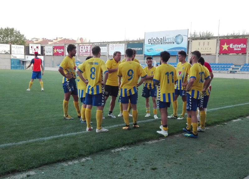 Salamero, donant indicacions als seus jugadors durant l'escalfament. (Foto: Javi Bujer).
