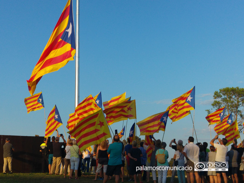 Bandera estelada a la rotonda del Mas Gorgoll, a Palamós.