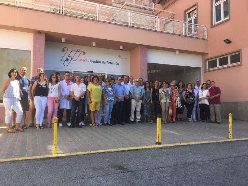 Personal de l'hospital en l'acte d'aquest matí, davant el nou logotip commemoratiu del 250 aniversari. (Foto: SSIBE).