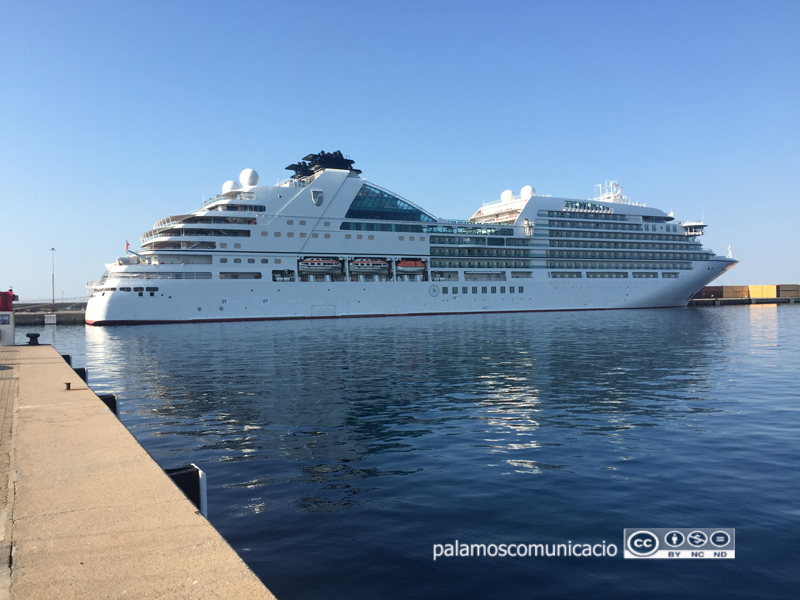 El Seabourn Encore aquest matí al port de Palamós.