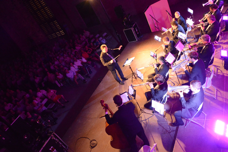 Concert de la Cobla La Principal de La Bisbal, al pati d'armes del Castell de Calonge. (Foto: Ajuntament de Calonge i Sant Antoni).
