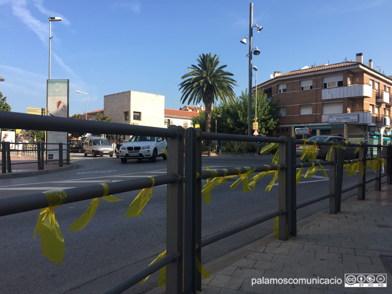 Molts dels llaços grocs penjats ahir han estat eliminats aquesta matinada.