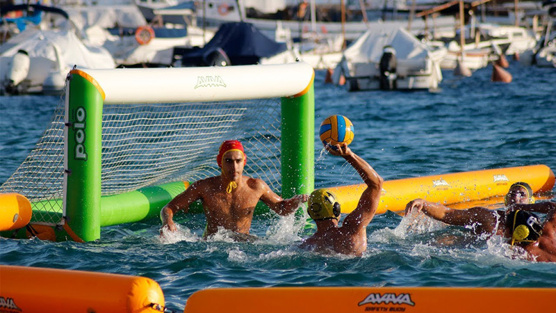 El Beach Polo és una adaptació reduïda del waterpolo clàssic i es juga en aigua de mar.