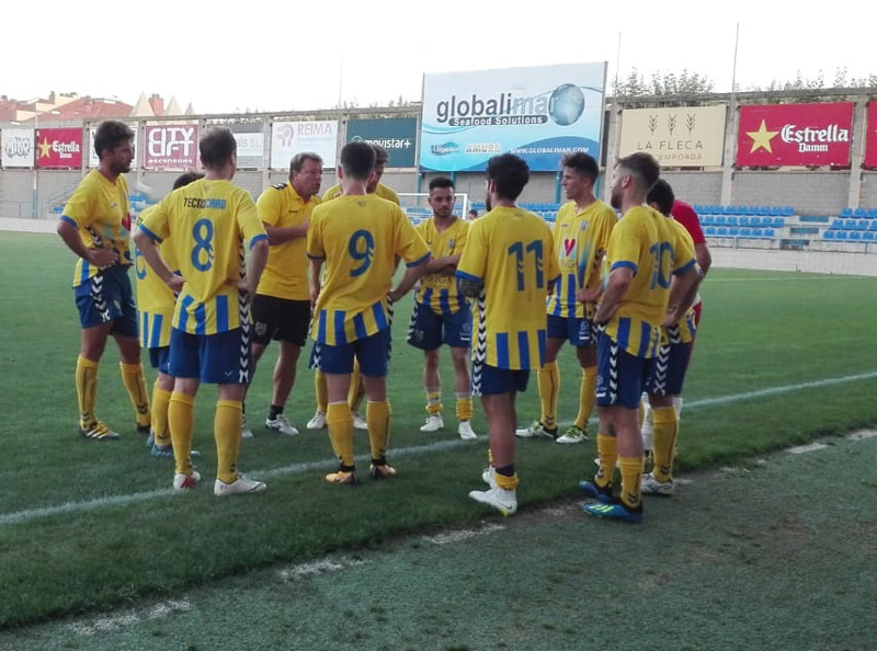 Salamero, donant indicacions als seus jugadors en una imatge d'arxiu. (Foto: Javi Bujer).