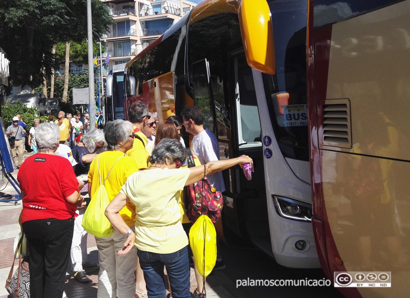 Imatge d'arxiu de gent pujant als autobusos de l'ANC a Palamós.