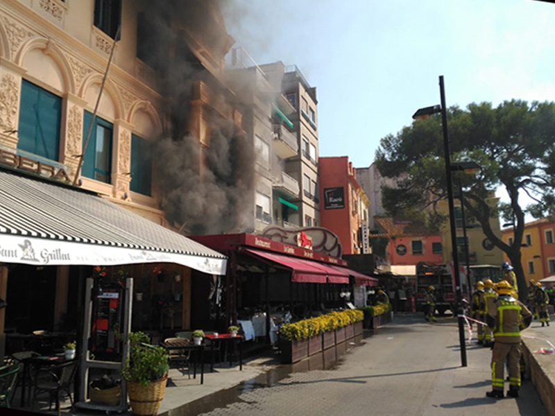 Bombers procedint a apagar el foc. (Foto: Policia Local de Palamós).