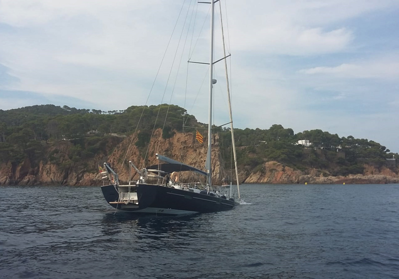 El veler s'havia enfonsat divendres passat. (Foto: Unitat Marítima de la Policia Local de Palamós).