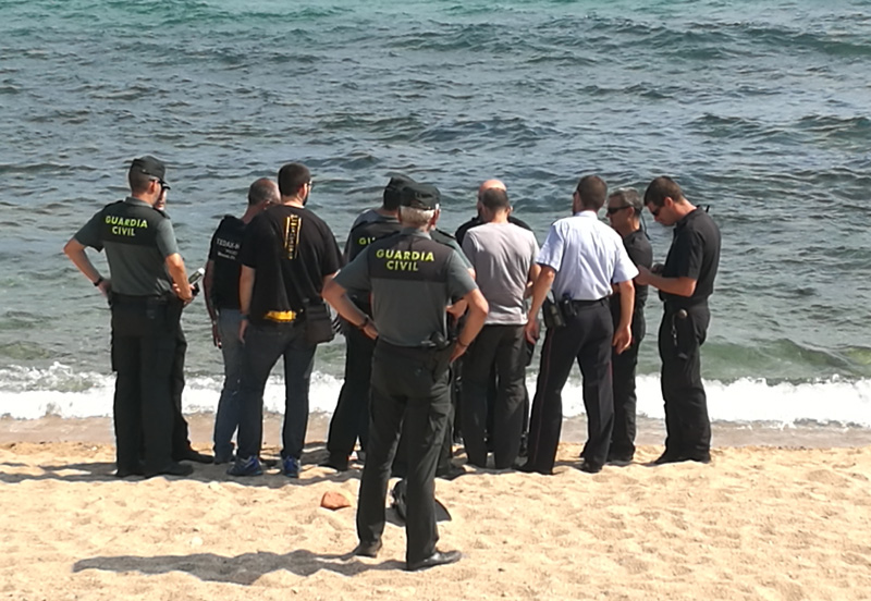 Membres dels cossos de seguretat, aquesta tarda a la platja d'Es Monestrí. (Foto: Ajuntament de Calonge i Sant Antoni).