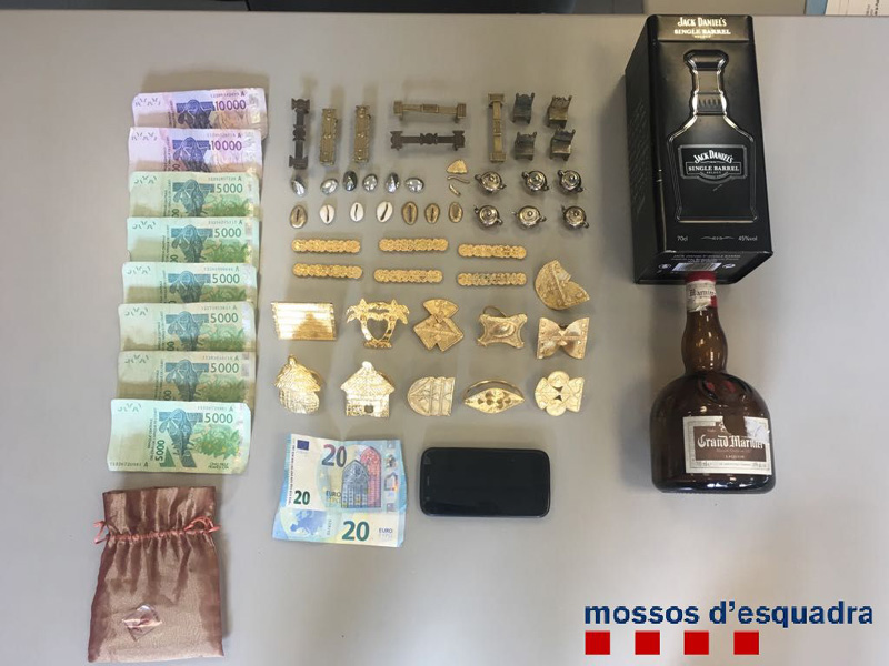 Alguns dels efectes ocupats al presumpte lladre. (Foto: Mossos d'Esquadra).