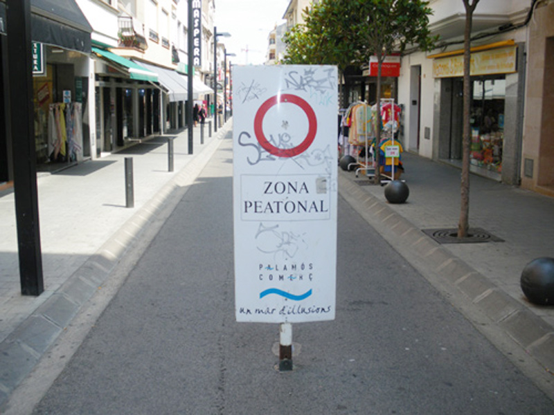 El carrer de Cervantes tancat al trànsit rodat per donar prioritat als vianants.