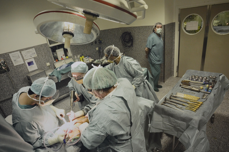 Imatge d'arxiu d'activitat quirúrgica a l'hospital de Palamós. (Foto: SSIBE).