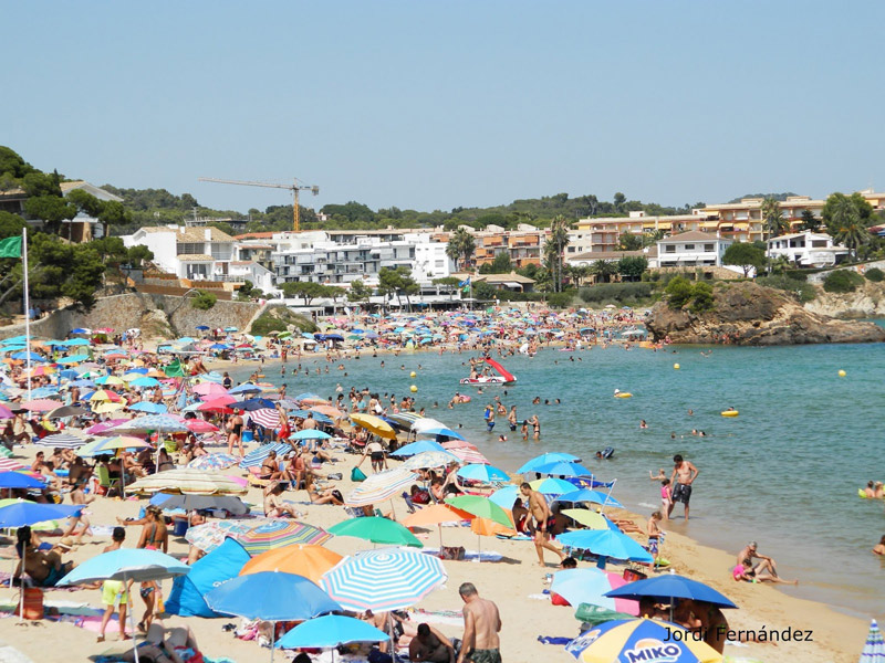 La platja de la Fosca, el diumenge passat, amb una temperatura de 35 graus. (Foto: Jordi Fernández).