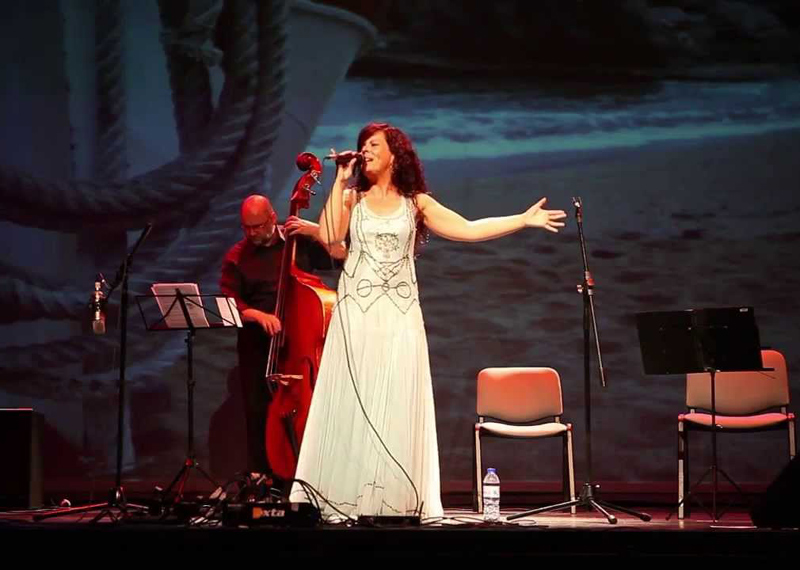 La cantant de Palafrugell, Neus Mar, durant una actuació.