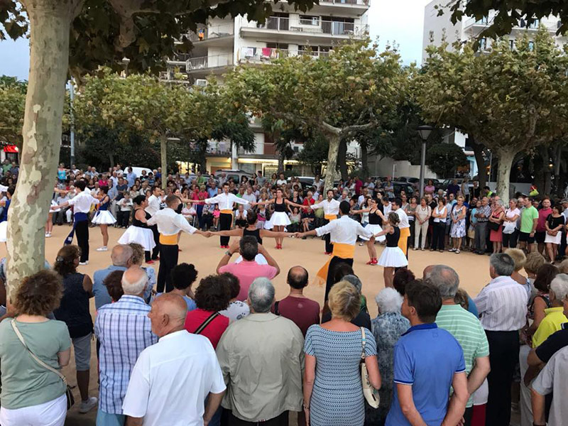 El festival també va comptar amb l'exhibició de colles sardanistes. (Foto: Amb so de Cobla).