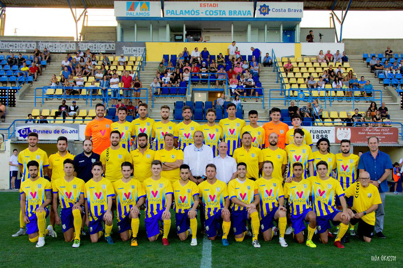 Abans del partit, el Palamós va presentar la plantilla de la nova temporada. (Foto: Olga Grassot).