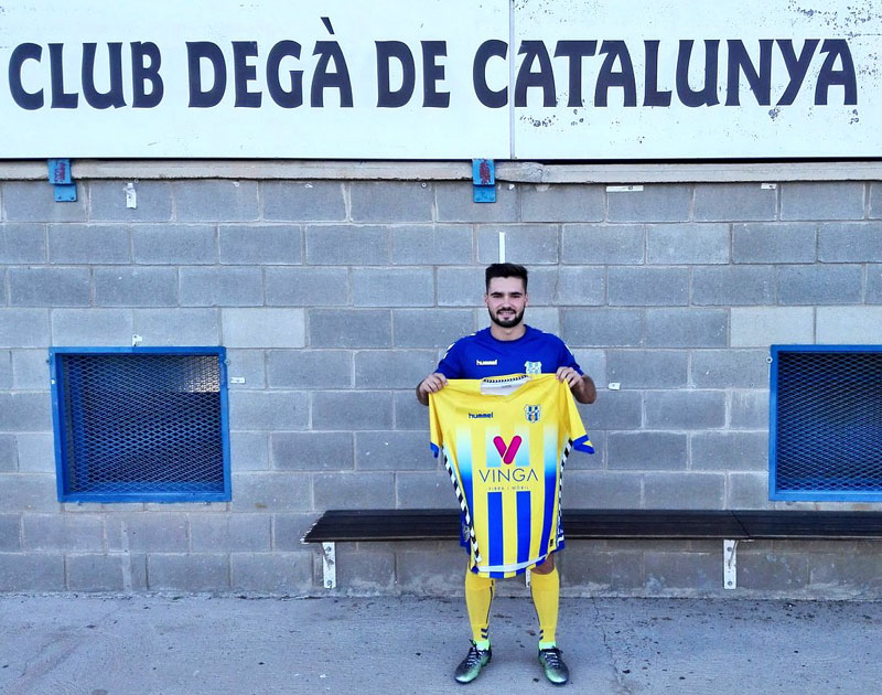 Pol Tarrenchs posant amb la samarreta del Palamós CF. (Foto: Palamós CF).