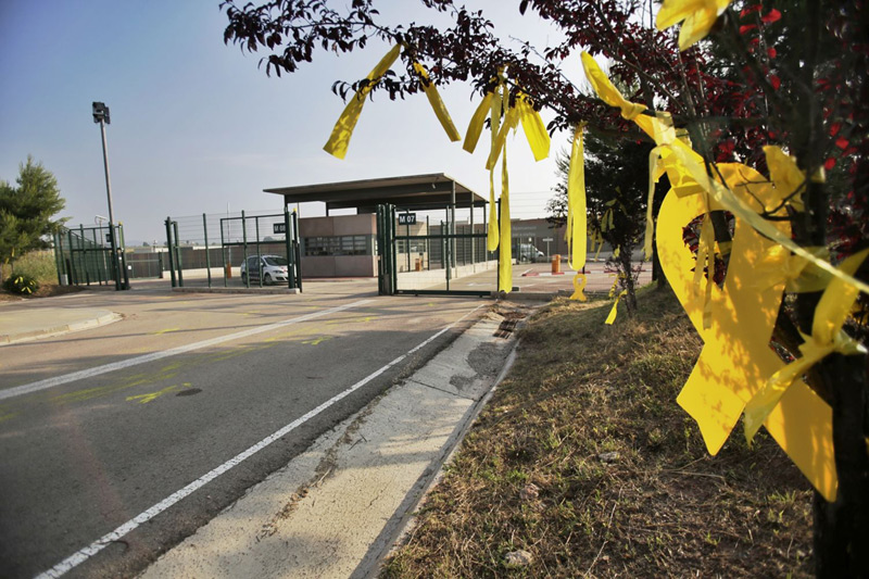 Llaços grocs de solidaritat amb els polítics empresonats, a la rodalia de la presó de Lledoners. (Foto: Ara.cat)