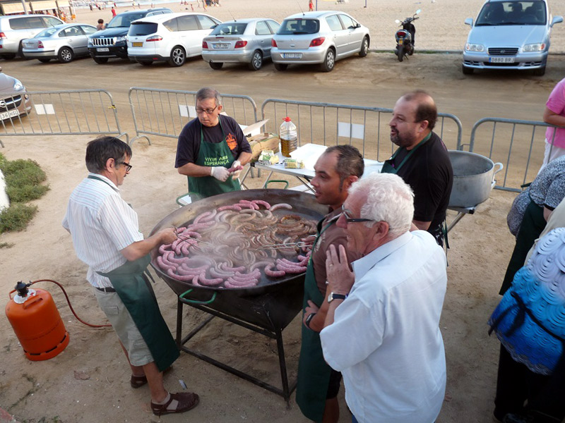 La botifarrada és una de les activitats clàssiques d'Oncolliga a Palamós. (Foto: Oncolliga).