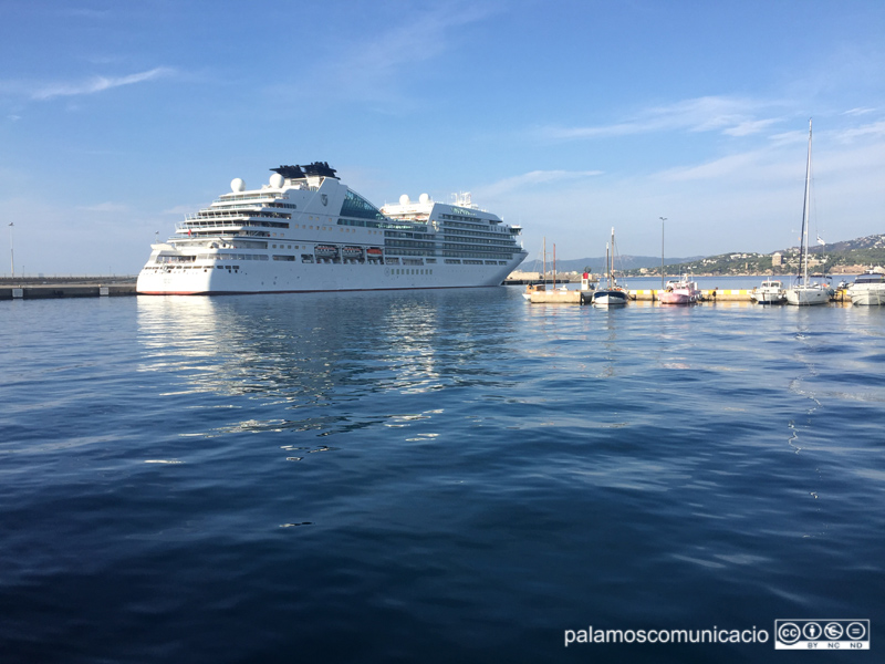 El Seabourn Encore, al port de Palamós.