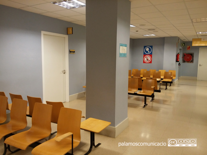Sala d'espera a consultes externes de l'hospital de Palamós.