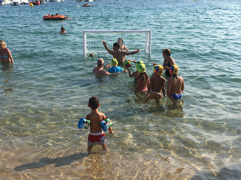 Taller de beach polo amb els més menuts. (Foto: Ajuntament de Palamós).