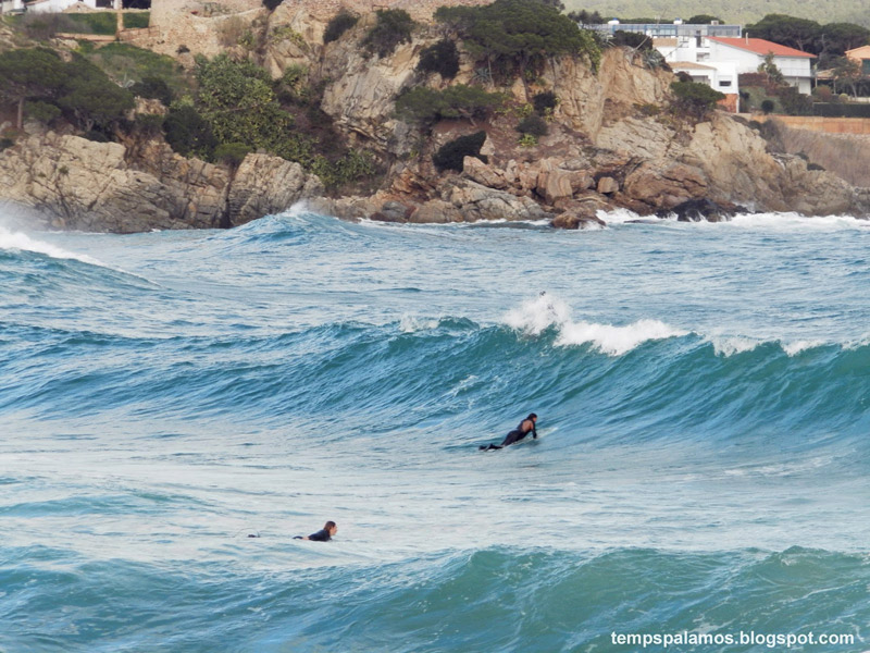 Surfers a la platja de La Fosca en una imatge d'arxiu. (Foto: Jordi Fernàndez).