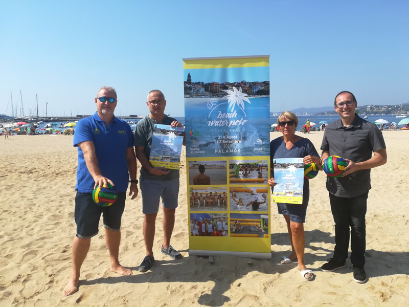 Els responsables de BIWPA i les autoritats municipals, avui a la platja Gran. (Foto: Ajuntament de Palamós).