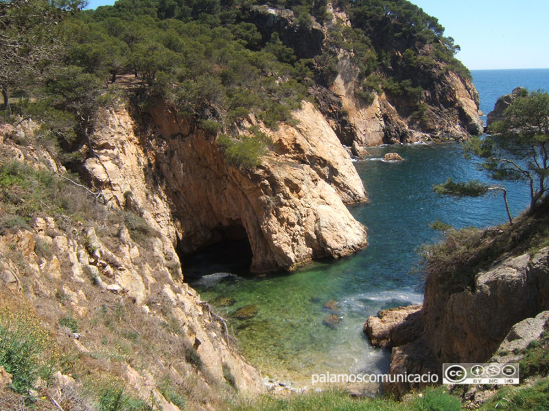 El recorregut es farà a peu entre Castell i cala Estreta.