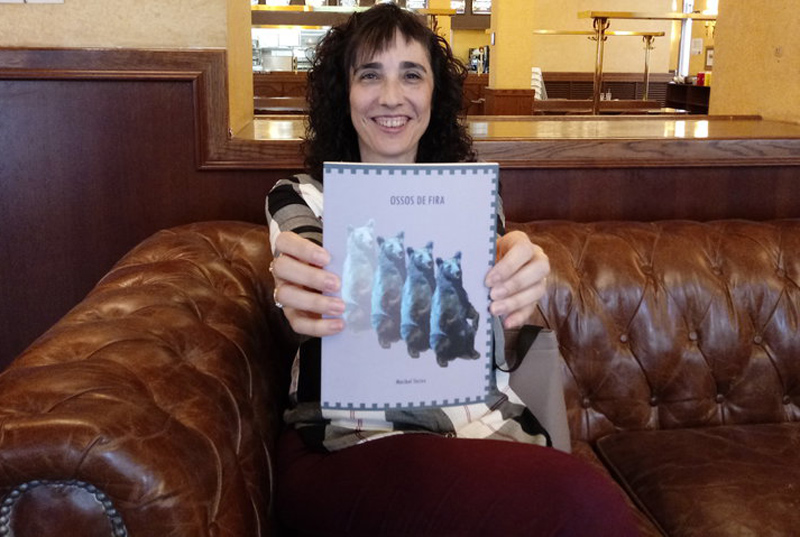 Maribel Torres amb el seu llibre 'Ossos de fira'. (Foto: El Punt)