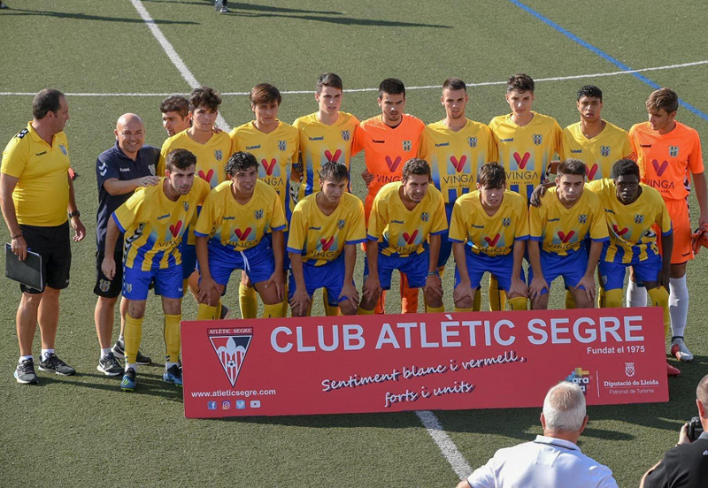 Bon debut del juvenil del Palamós al camp de l'Atlètic Segre. (Foto: futbolcatalunya.com).