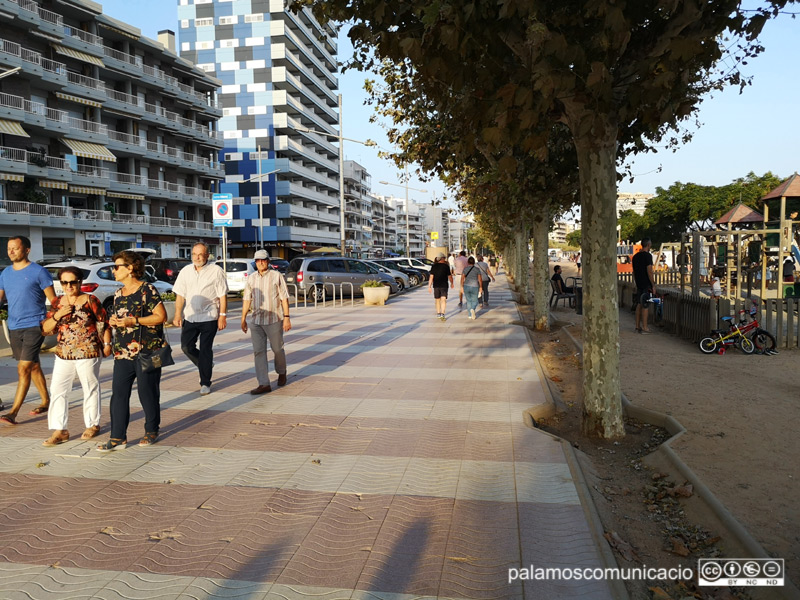 El tram de vorera del passeig del Mar que es reformarà.
