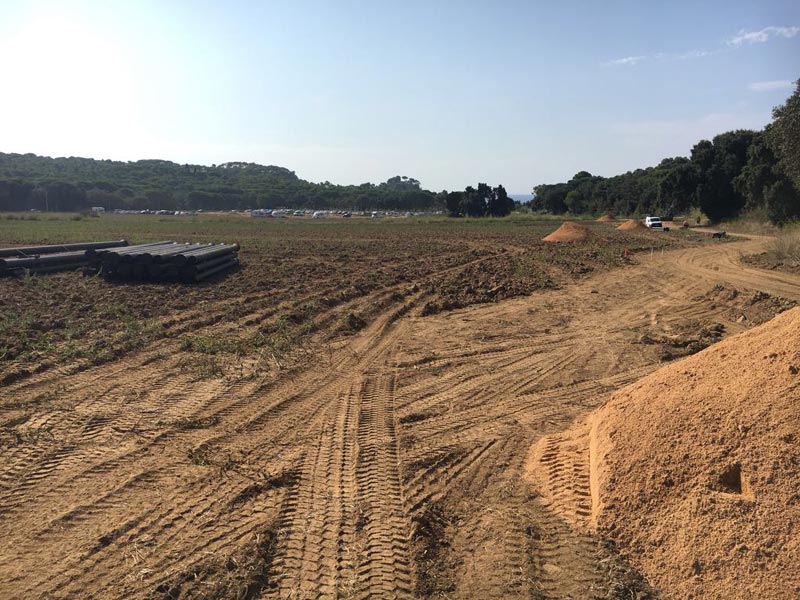 Primers moviments de terres pel nou aparcament de Castell. (Foto: Ajuntament de Palamós).