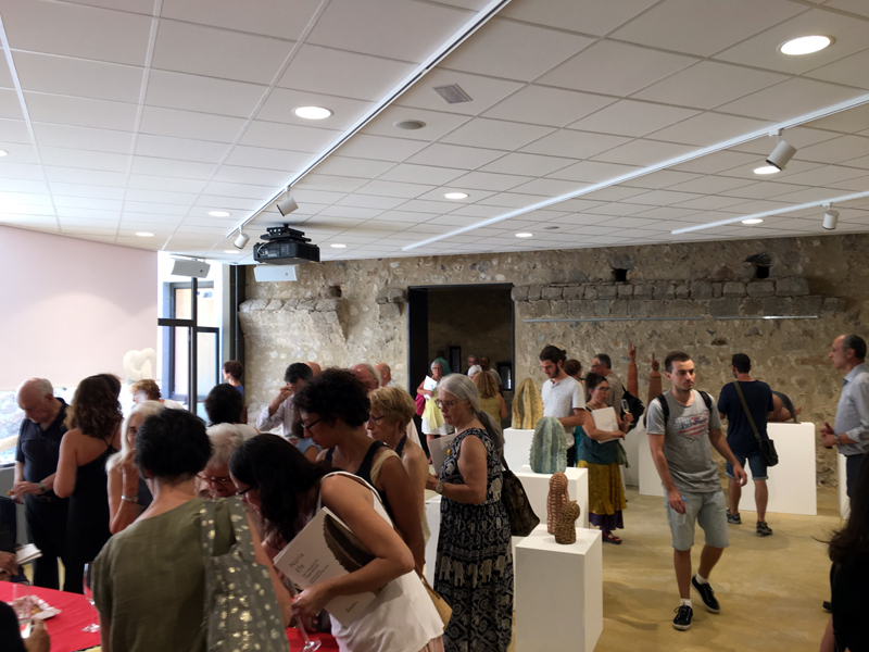 Visitants en una de les exposicions al Castell de Calonge. (Foto: Ajuntament de Calonge i Sant Antoni).