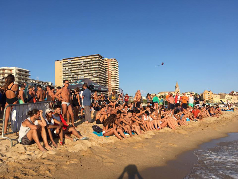 Públic a la platja de Palamós per veure el torneig de beach polo de l'any passat. (Foto: Bwipa).