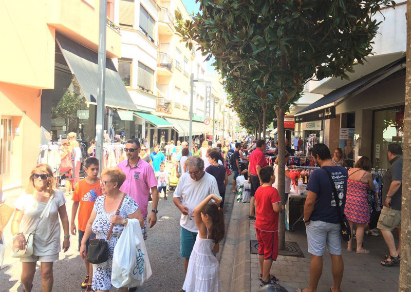 Botiga al carrer a Palamós, en una imatge d'arxiu. (Foto: Fecotur).