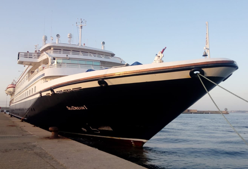 El SeaDream, al port de Palamós. (Foto: Ports de la Generalitat).